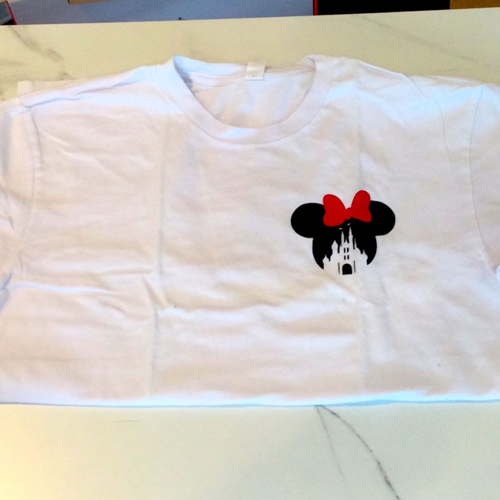 Disney Minnie Mouse white cotton short sleeve graphic tee, small.
